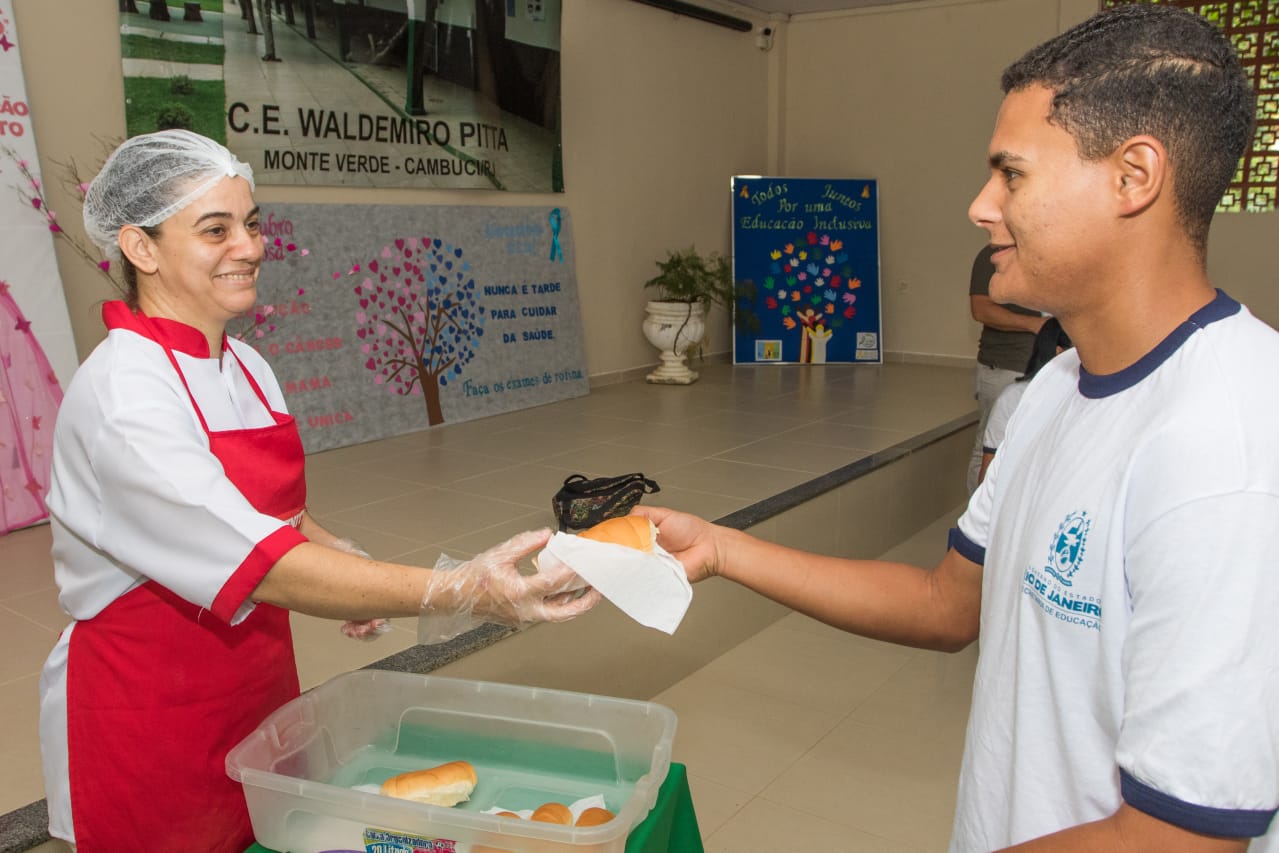 Projeto “Pão Nosso de Cada Dia” reforça alimentação e ensina alunos de colégio estadual de Cambuci