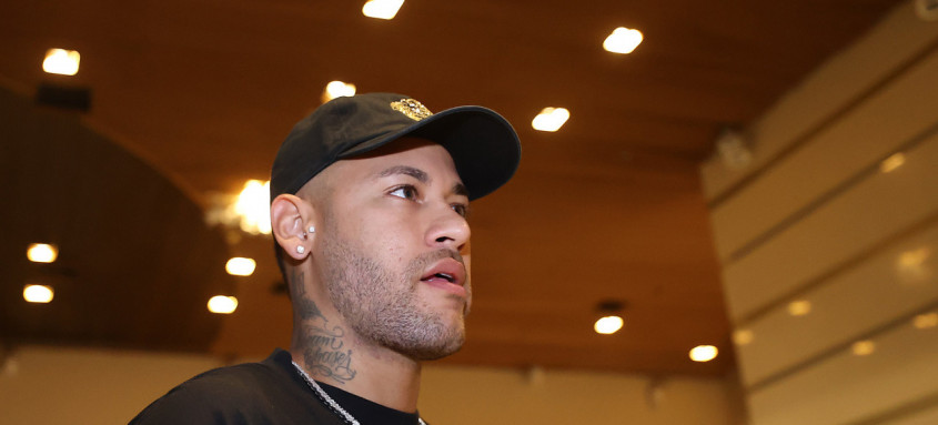 Neymar se apresenta à Seleção Brasileira e homenageia filha recém-nascida