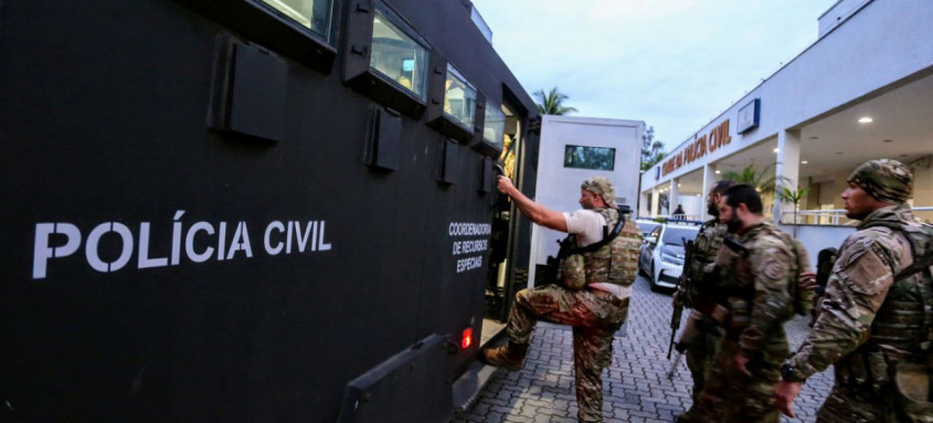 Ações em favelas do Rio buscam cumprir 100 mandados de prisão 