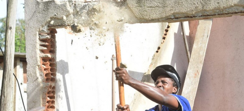 Seop e Gaeco fazem demolição de construções irregulares na Cidade de Deus