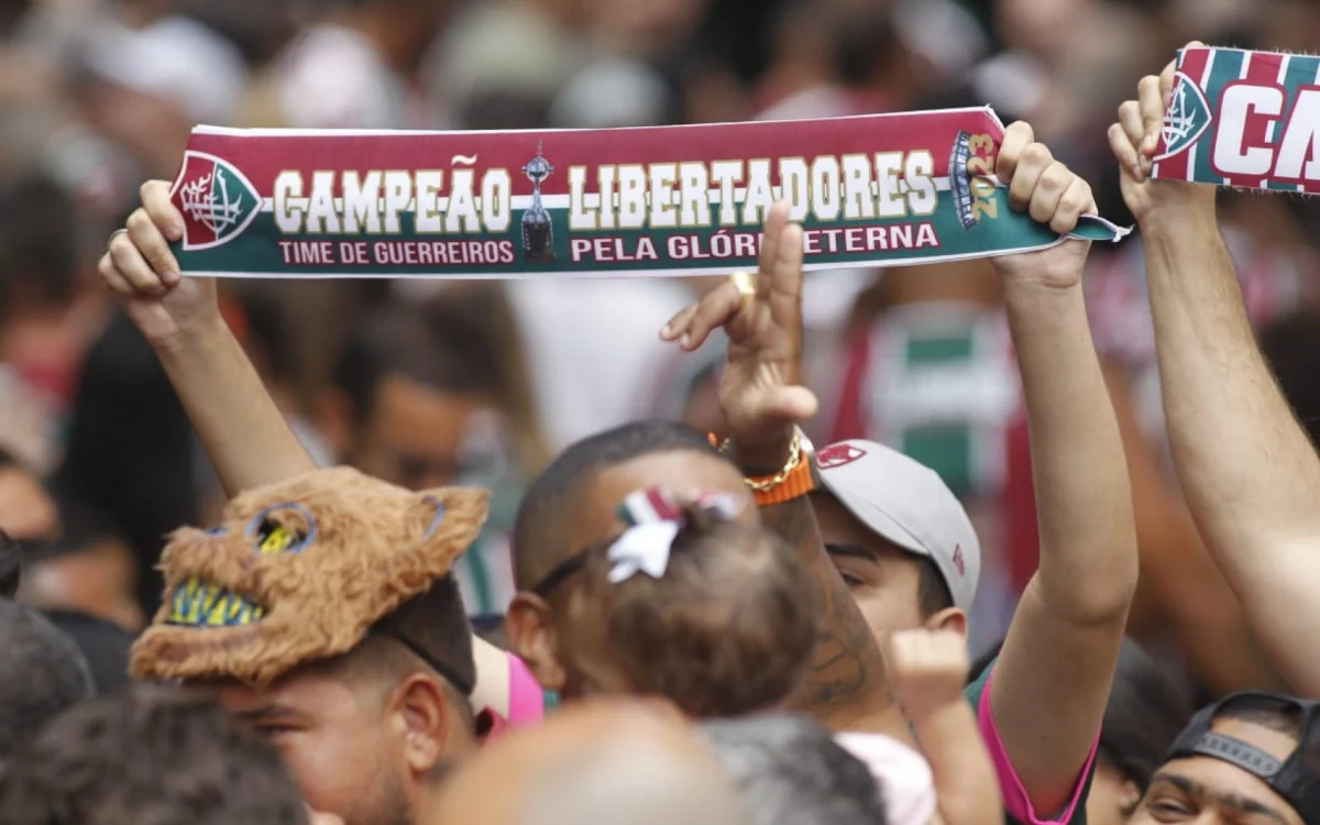 Torcedores do Fluminense vão às Laranjeiras para festa do título da Libertadores