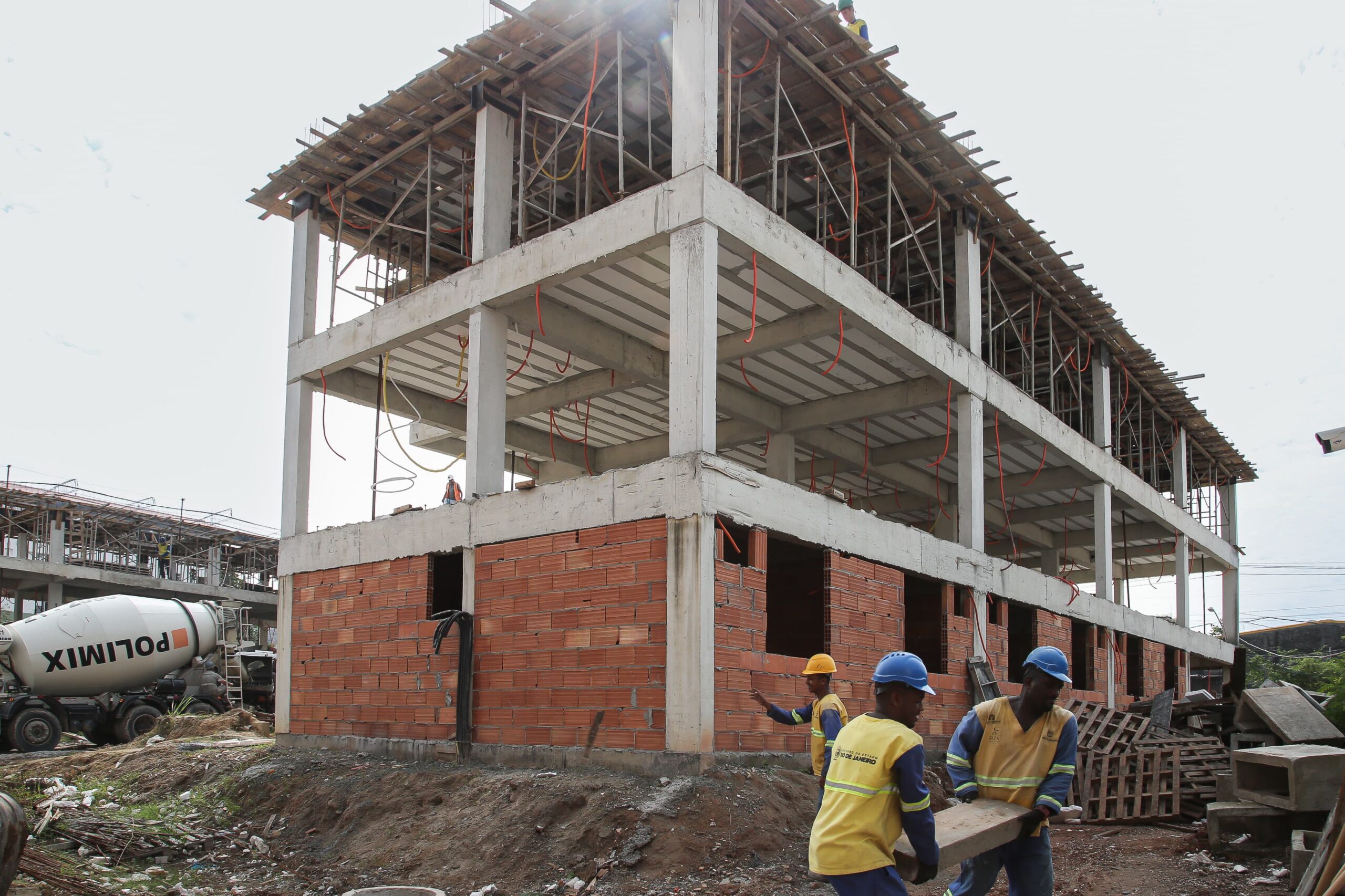 Futuros moradores acompanham evolução das obras do Condomínio Alemão I, construído pelo Governo do Estado, e visitam apartamento modelo