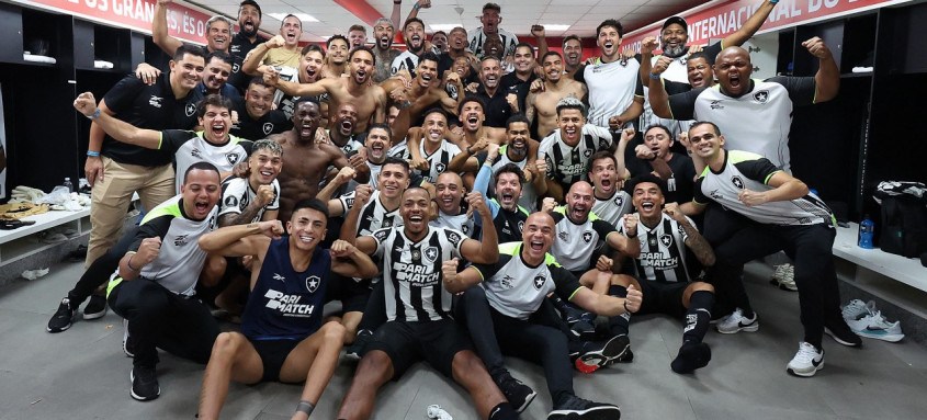 Botafogo é recebido com festa no Rio após classificação à semifinal