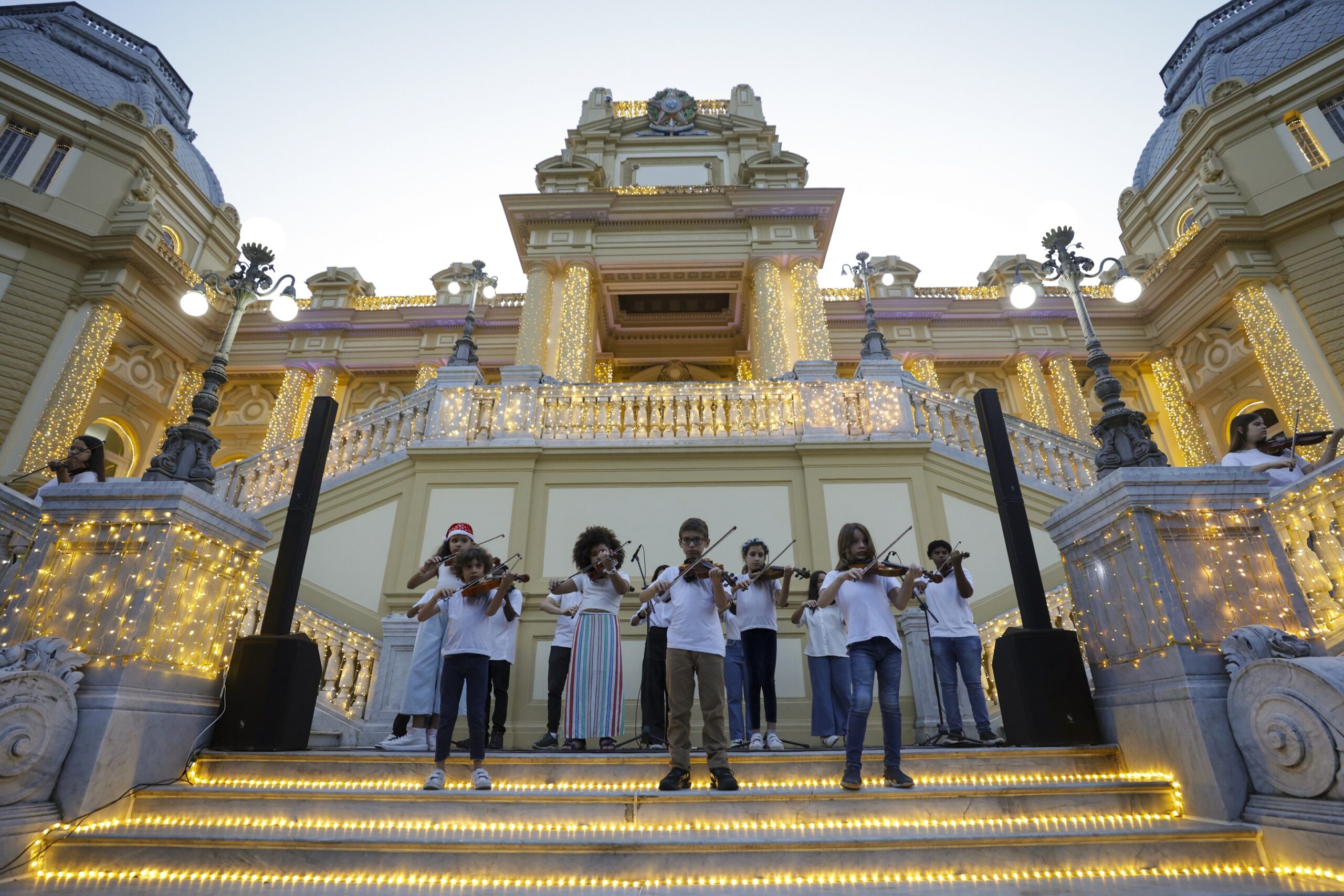 Palácio Guanabara vira palco de concerto de violino em programação especial de Natal