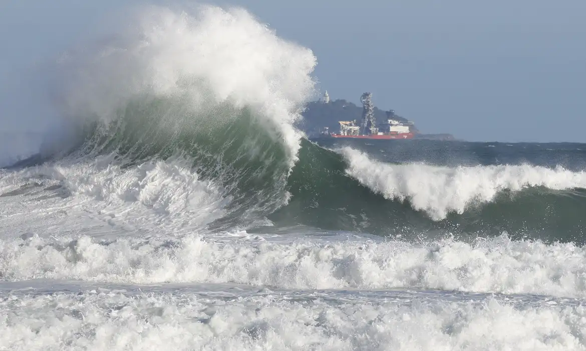Marinha emite alerta de ressaca para o litoral do Rio no réveillon