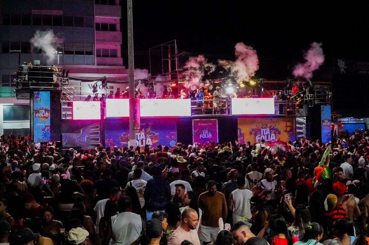Ita Folia 2026: Em terceira noite de evento, Bom Gosto transforma Avenida 22 de Maio em grande roda de pagode