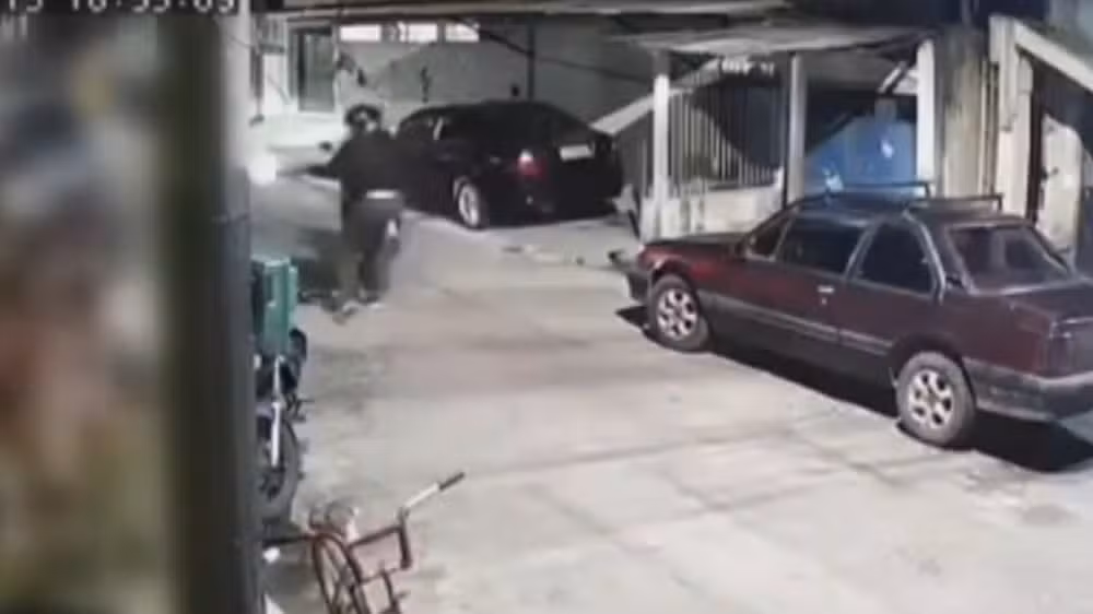 Homem é baleado após criminosos passarem atirando de moto na divisa entre Mesquita e Nova Iguaçu