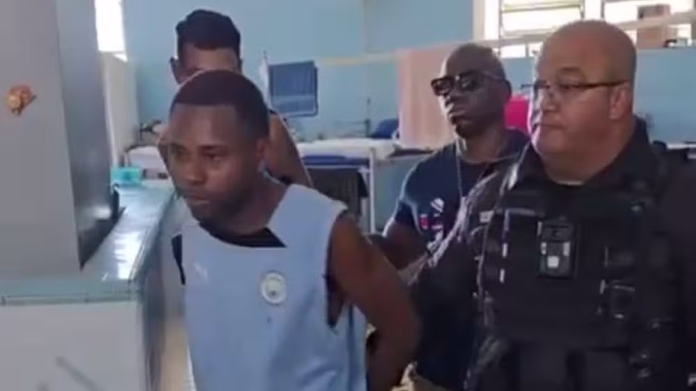 Polícia prende dupla por homicídio em frente a CAPS em Cascadura