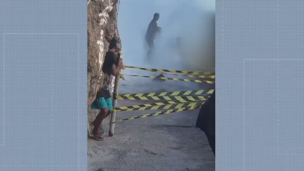 Ressaca com ondas de mais de 2,5 metros arrasta mulher que estava na mureta do Leme