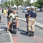 Homem é preso em Magé por matar o cachorro do vizinho por vingança; animal chegou a ser arrastado pela rua