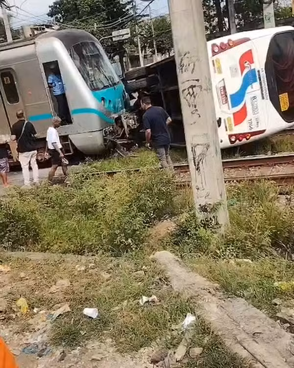 Ônibus é atingido por trem e tomba em passagem de nível em Costa Barros
