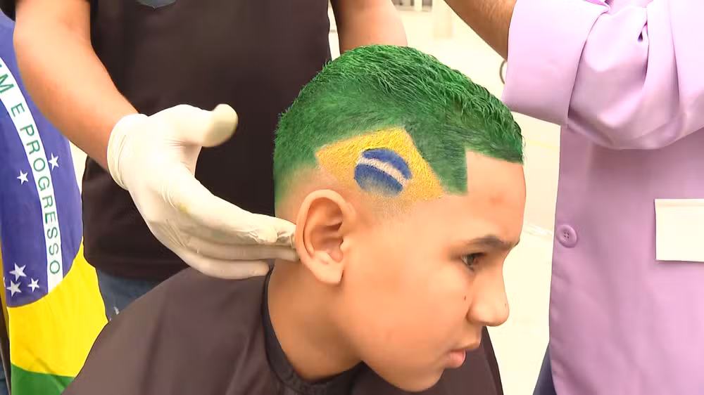 Nos trinques para a Copa! De bandeira do Brasil a rosto do Neymar, barbeiros do RJ se inspiram na busca pelo Hexa