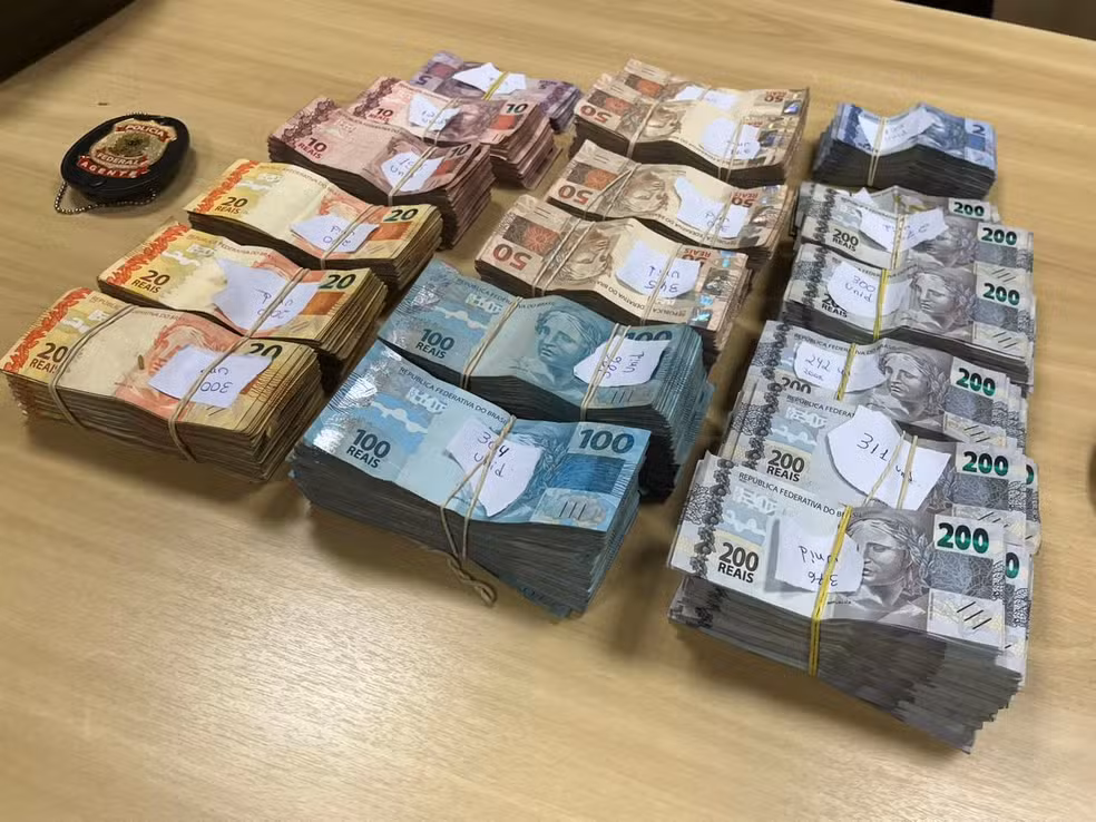 PF encontra R$ 450 mil escondidos sob sofá em operação contra lavagem de dinheiro desviado da Saúde