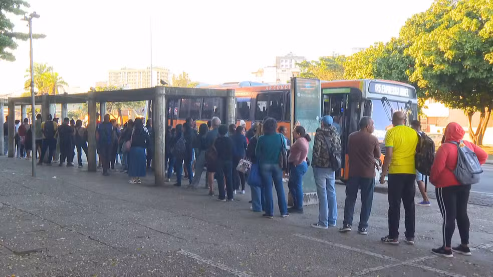 Rodoviários entram em greve no Rio; viações afirmam que 40 ônibus foram vandalizados em piquetes