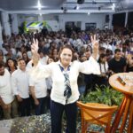 Alunos se protegem de tiros durante confronto entre PM e criminosos em Nova Iguaçu