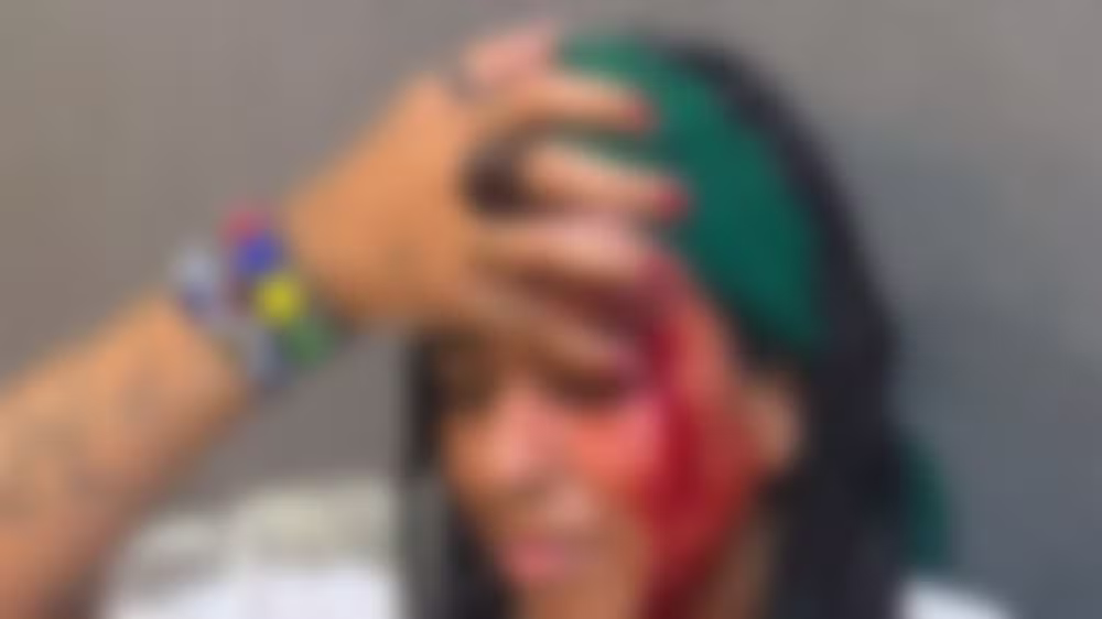 Influenciadora é agredida em samba na Lapa; advogada diz que agressor saiu rindo e debochando